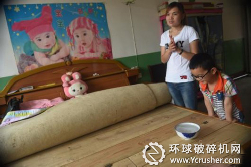 村民將水放在床板上，水面因震動產生水紋