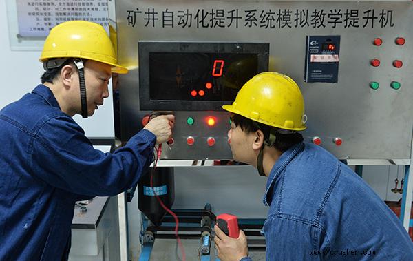 6月3日，在開灤集團林南倉礦業(yè)公司礦井主絞車房，劉少輝（左）與工友測試模擬教學提升機數(shù)據(jù)。