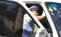 執法人員突查新密3家工廠