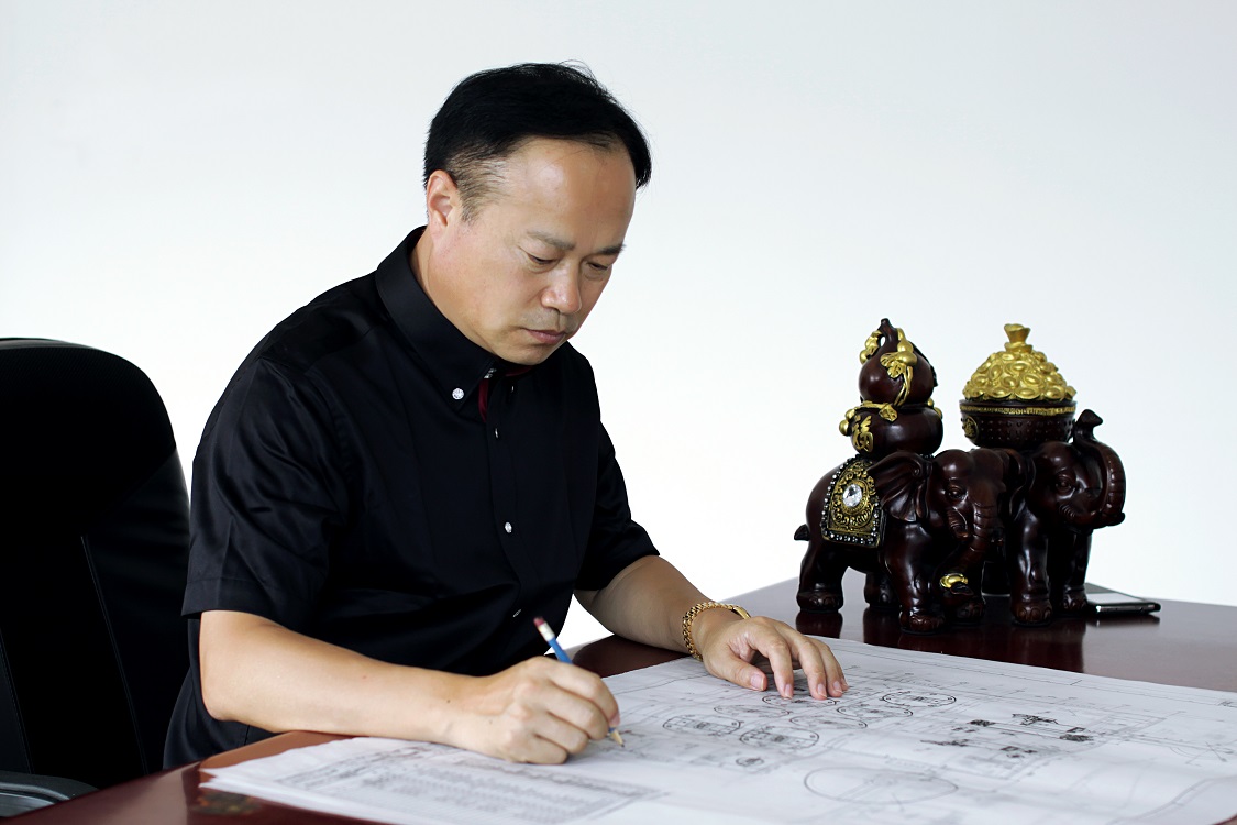 張云龍先生，鑫海礦裝（836079）董事長