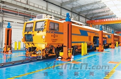 圖為運行中的西安大型養路機械檢修基地