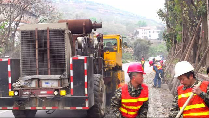 中鐵科工研制的路面共振破碎機(jī)正在參加陜西省G210國道改造工程