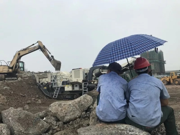 南方路機移動破碎篩分設備八車齊發